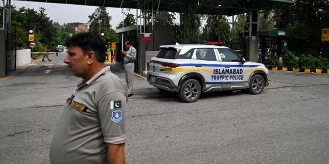 Au Pakistan, l’ancien premier ministre Imran Khan, emprisonné depuis trois ans, obtient son transfert temporaire dans un hôpital d’Islamabad