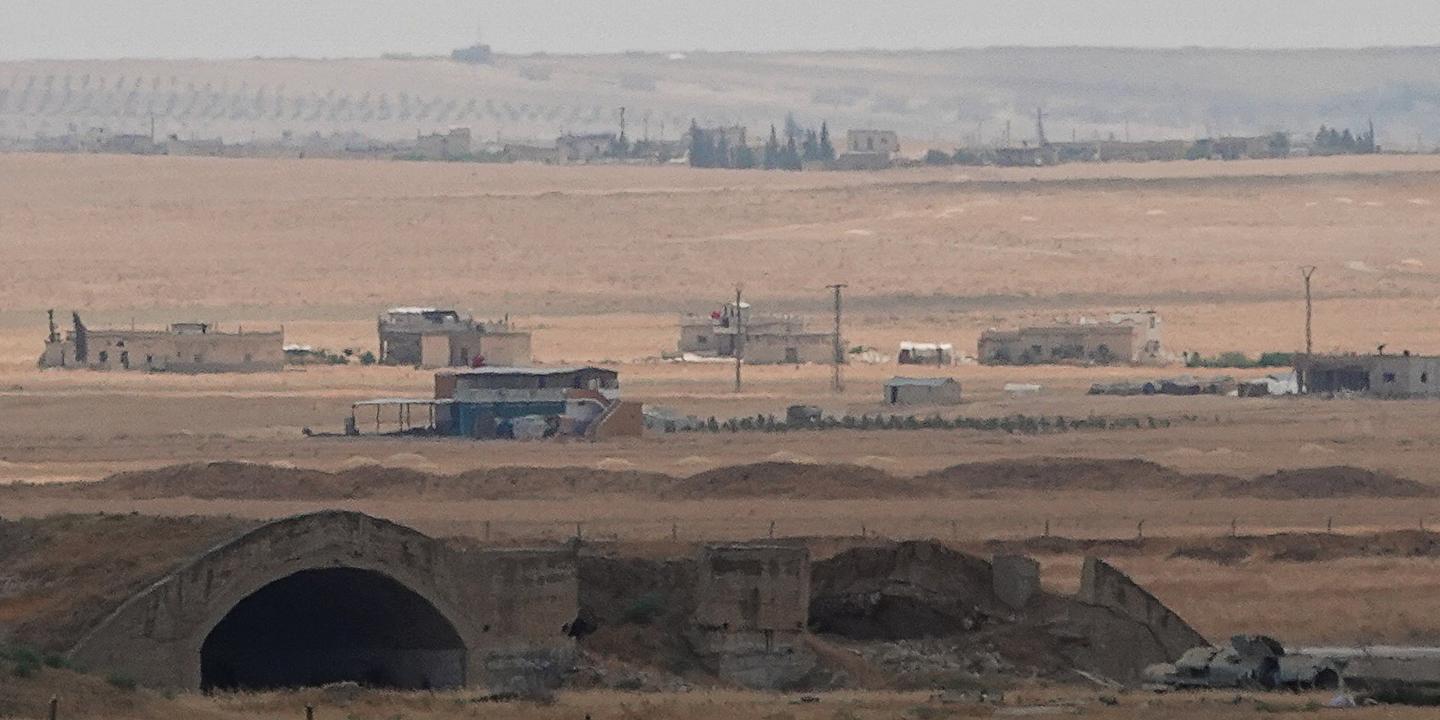 https://img.lemde.fr/2026/08/18/95/0/1879/939/1440/720/60/0/a4e4b3c_ftp-1-1lu9iwtspghe-2026-08-18t131109z-1180689922-rc201nabcror-rtrmadp-3-syria-security-airbase.JPG