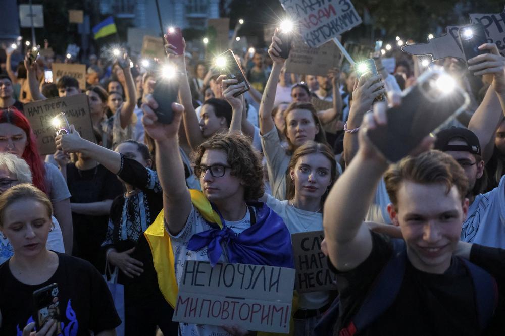Lors d’une manifestation contre la décision du président ukrainien Volodymyr Zelensky de remplacer Mykhaïlo Fedorov au poste de ministre de la défense, à Kyiv, le 16 août 2026. - ANATOLII STEPANOV/REUTERS