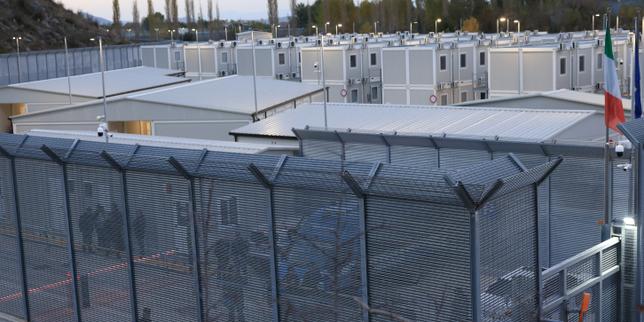 Les sites de détention italiens en Albanie favorisent des « atteintes à l’Etat de droit », accuse Amnesty International