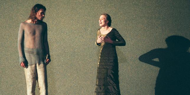 Sylvain Jacques et Valérie Dréville, dans «&nbsp;Phèdre&nbsp;», de Racine, mis en scène par Luc Bondy, à l’Odéon-Théâtre de l’Europe, à Paris, en octobre 1998.