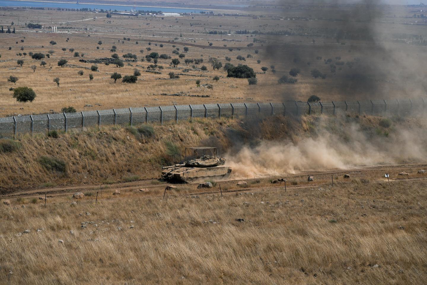 Un veicolo israeliano si muove lungo la linea di cessate il fuoco tra il plateau del Golan e la Siria, il 20 agosto 2026