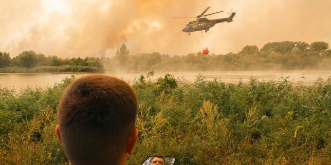 En Serbie, les pompiers luttent contre un immense feu, soutenus par l’envoi d’un avion bombardier d’eau russe