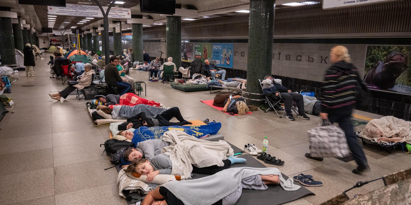 EN DIRECT, guerre en Ukraine : près de 40 000 personnes se sont réfugiées dans le métro de Kiev lors de l’attaque russe dans la nuit de mercredi à jeudi