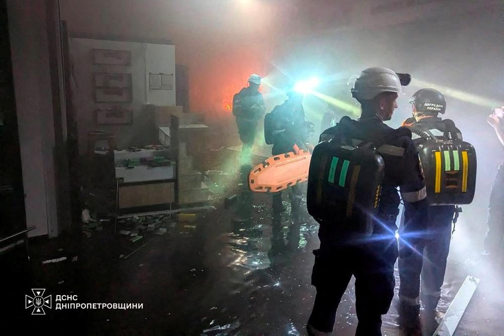 Des secouristes parcourent un centre commercial touché des drones russes à Kryvy Rih (Ukraine), le 21 août 2026. - SERVICE D’URGENCE UKRAINIEN DE L’OBLAST DE DNIPRO/REUTERS