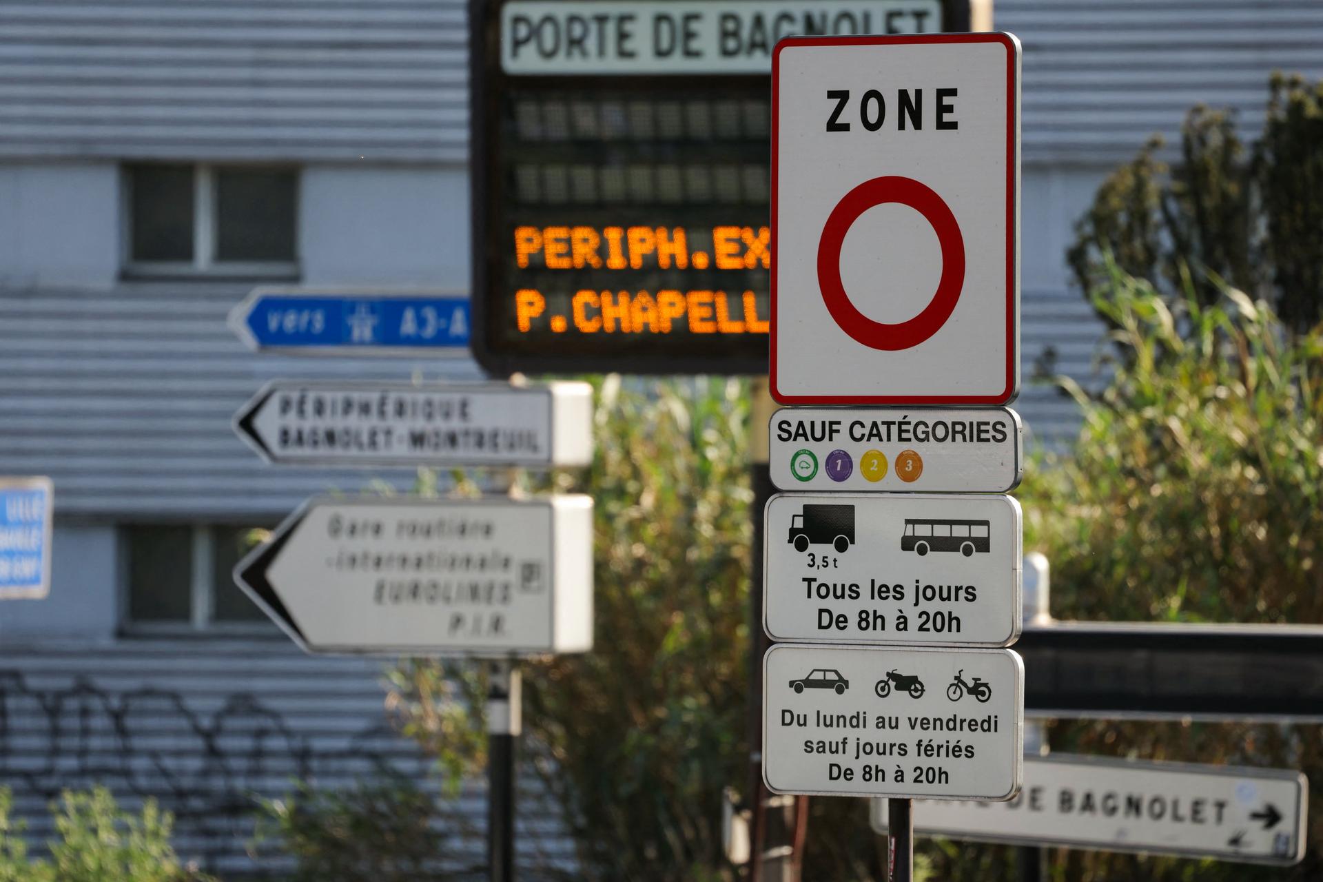 Un panneau routier « Zone à faibles émissions » (ZFE), porte de Bagnolet, à Paris, le 5 avril 2025.