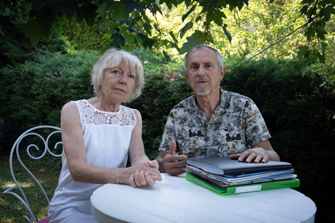 Isabelle et Pierre Garnier ont perdu leur fils, Alexandre Garnier, lors d’un accident du travail dans une scierie en juin 2023. Ici avec le dossier contenant les documents pour la clôture de l’entreprise AMS qu’Alexandre avait créée. Il a fallu deux ans pour y parvenir. A Saint-Jean-le-Vieux (Isère), le 9 juillet 2026. - SOPHIE RODRIGUEZ POUR « LE MONDE »