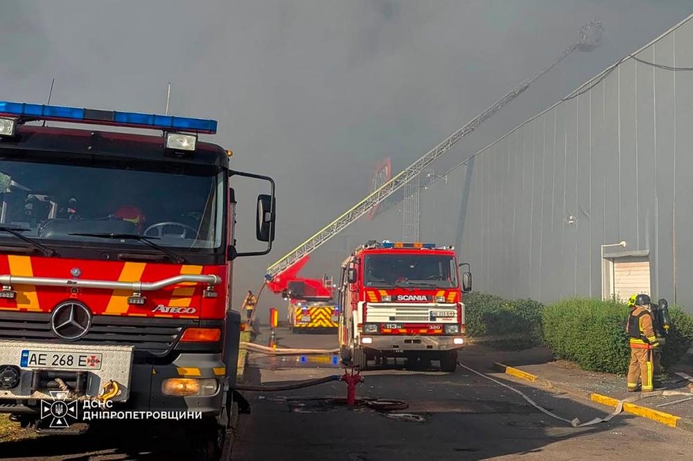 Des pompiers combattent l’incendie provoqué par une frappe de drones russes sur un centre commercial de Kryvy Rih (Ukraine), le 21 août 2026. - SERVICE UKRAINIEN DES SITUATIONS D’URGENCES/AFP