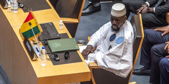En Guinée, le retour de vacances de Mamadi Doumbouya ne suffit pas à faire taire les doutes sur sa capacité à tenir le pouvoir