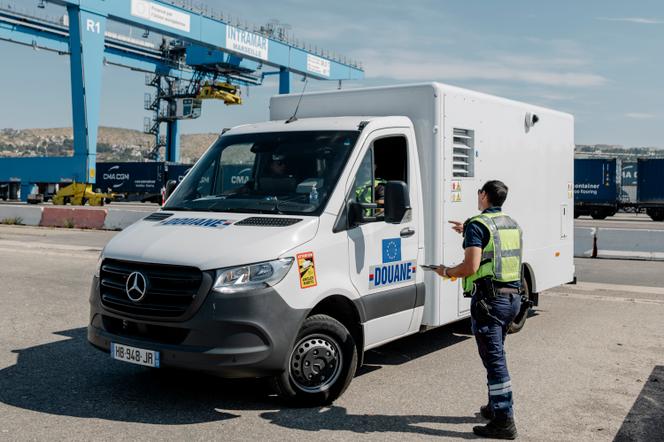 Les douaniers du port de Marseille utilisent un camion-scanner afin de d&eacute;tecter d&rsquo;&eacute;ventuelles marchandises illicites &agrave; l&rsquo;int&eacute;rieur des containers, le 8&nbsp;juillet&nbsp;2026. - ARTHUR LARIE POUR &laquo;&nbsp;LE MONDE&nbsp;&raquo;