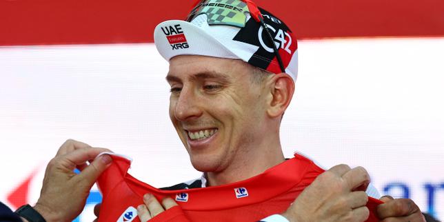 Vuelta 2026 : Tadej Pogacar remporte la première étape et se pare déjà du maillot rouge