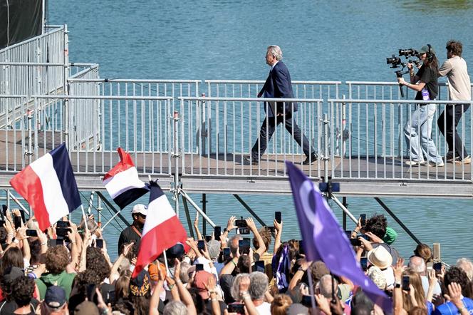 Meeting de Jean-Luc Melenchon pour la cl&ocirc;ture de l&rsquo;universit&eacute; d&rsquo;&eacute;t&eacute; de La France insoumise, &agrave; Ch&acirc;teauneuf-sur-Is&egrave;re (Dr&ocirc;me), le 23 ao&ucirc;t&nbsp;2026. - BRUNO AMSELLEM/DIVERGENCE POUR &laquo; LE MONDE &raquo;