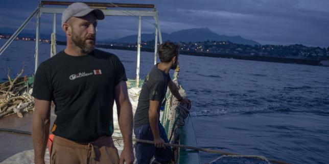 Au Pays basque, la « pêche » aux déchets flottants au large de la côte : « Ce qu’on fait, ce n’est qu’une goutte d’eau »