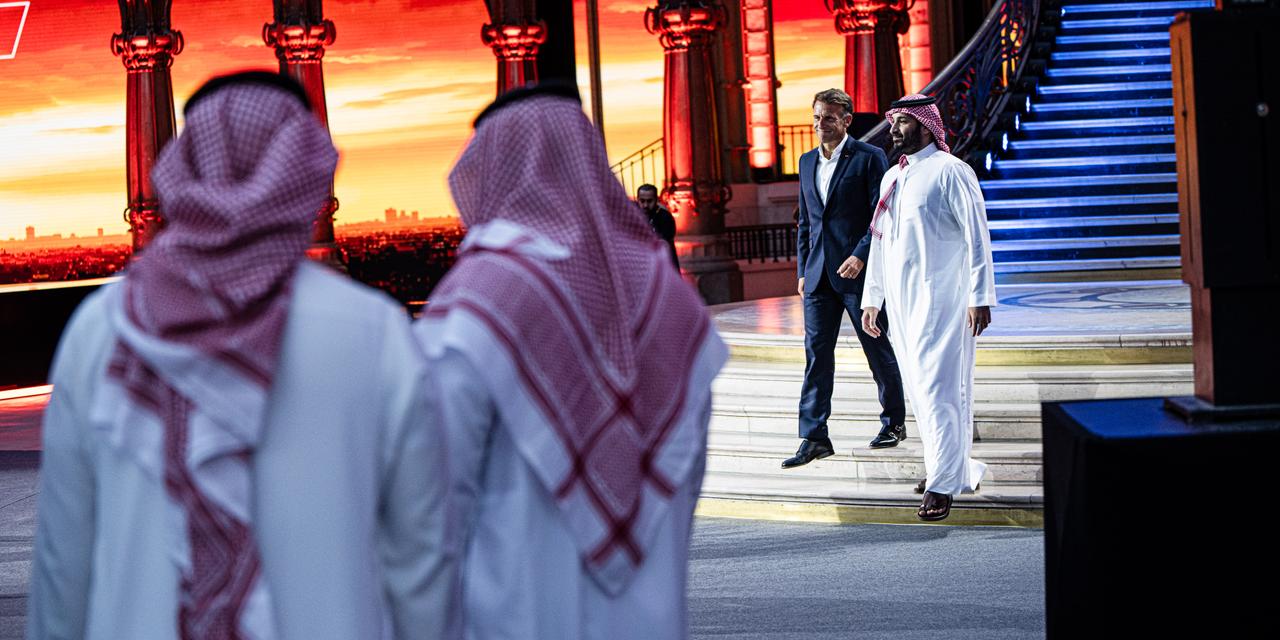 Le président de la République, Emmanuel Macron, et le premier ministre du Royaume d’Arabie saoudite, Mohammed Ben Salman, prince héritier, lors de la cérémonie de clôture de l’Esports World Cup, au Grand Palais, à Paris, le 23 août 2026.