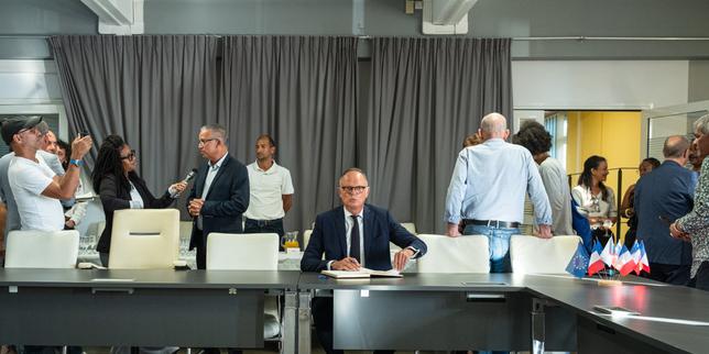 Présidentielle 2027 : Edouard Philippe, en campagne à La Réunion, met au point sa « mécanique de rassemblement » de la droite et du centre