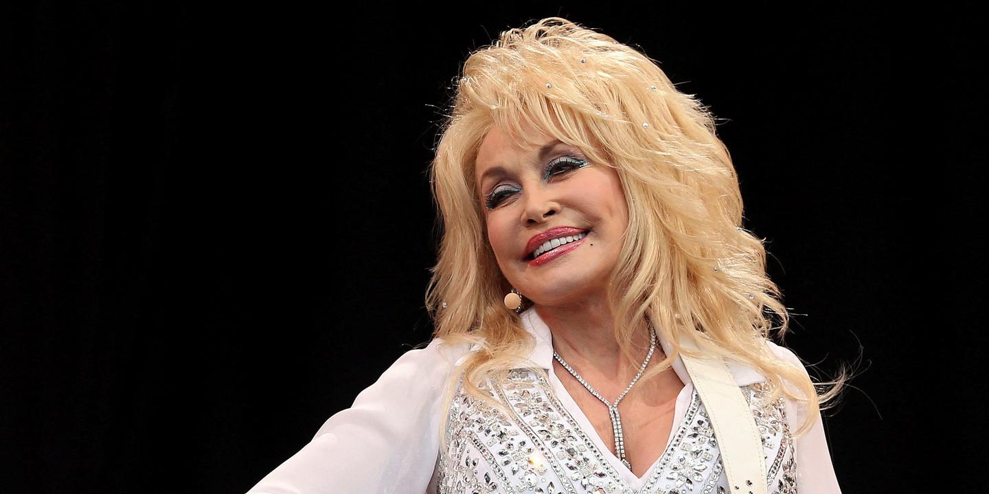 La mort de Dolly Parton, héroïne de l’Amérique profonde et modèle féministe