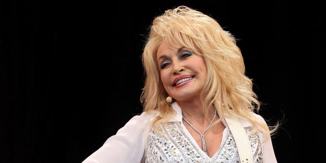 La mort de Dolly Parton, héroïne de l’Amérique profonde et modèle féministe