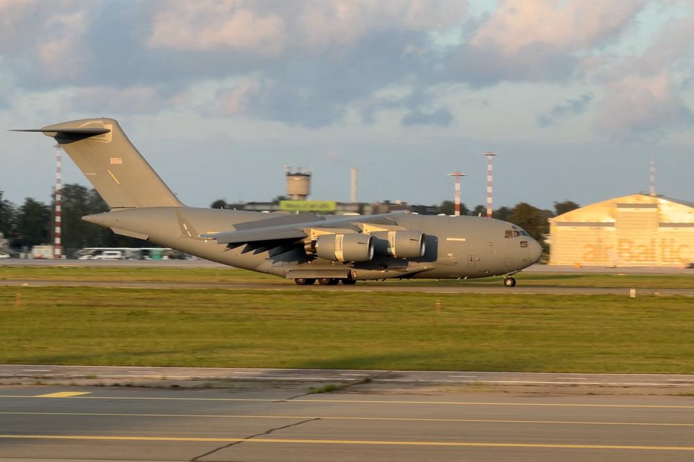 Une image tirée d’une vidéo publiée sur les réseaux sociaux montre un C-17 Globemaster transportant vraisemblablement le directeur de la CIA, John Ratcliffe, atterrir près de Riga, en Lettonie, le 25 août 2026. - ALFRED SPODINS VIA X VIA REUTERS