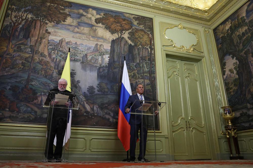Le ministre des affaires étrangères russe, Sergueï Lavrov, et l’archevêque, Paul Richard Gallagher, lors d’une conférence de presse conjointe à Moscou, le 25 août 2026. - RAMIL SITDIKOV/AFP