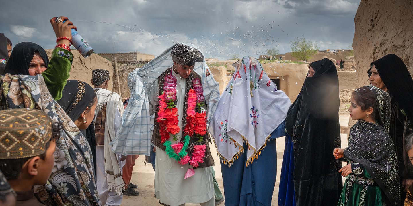 « Le reportage le plus dur que j’ai réalisé » : Elise Blanchard photographie les fillettes vendues par leurs parents en Afghanistan