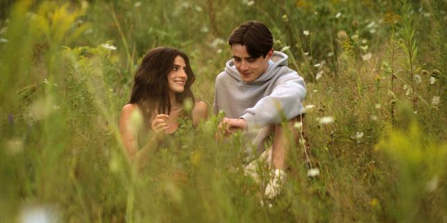 Ella Rubin (Annie Jacobson) et Daniel Quinn-Toye (Rory Ballantine), dans «&nbsp;Sterling Point&nbsp;», de Megan Park.