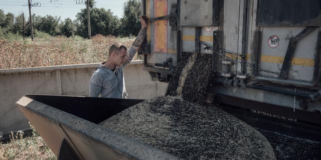 Le calvaire des agriculteurs ukrainiens, entre céréales bloquées et fermes bombardées : « Ils frappent délibérément nos silos, nos hangars, ils visent les fermiers »