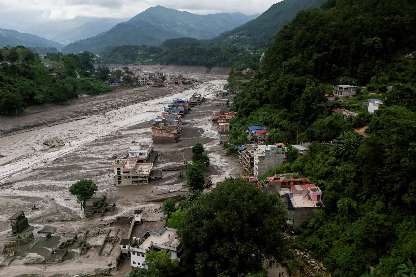 La crecida devastadora en Nepal y el Tíbet dejó al menos 160 muertos y cientos de desaparecidos, entre ellos numerosos turistas