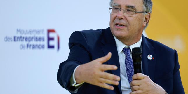 Prix des carburants : TotalEnergies maintiendra son plafonnement « tant que le conflit durera », assure son PDG