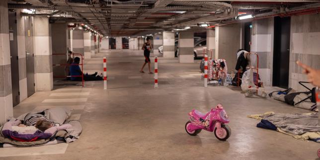 Les associations pressent le gouvernement d’héberger les 2 300 enfants à la rue : « Nous constatons une incapacité politique à tenir la promesse qui a été faite »