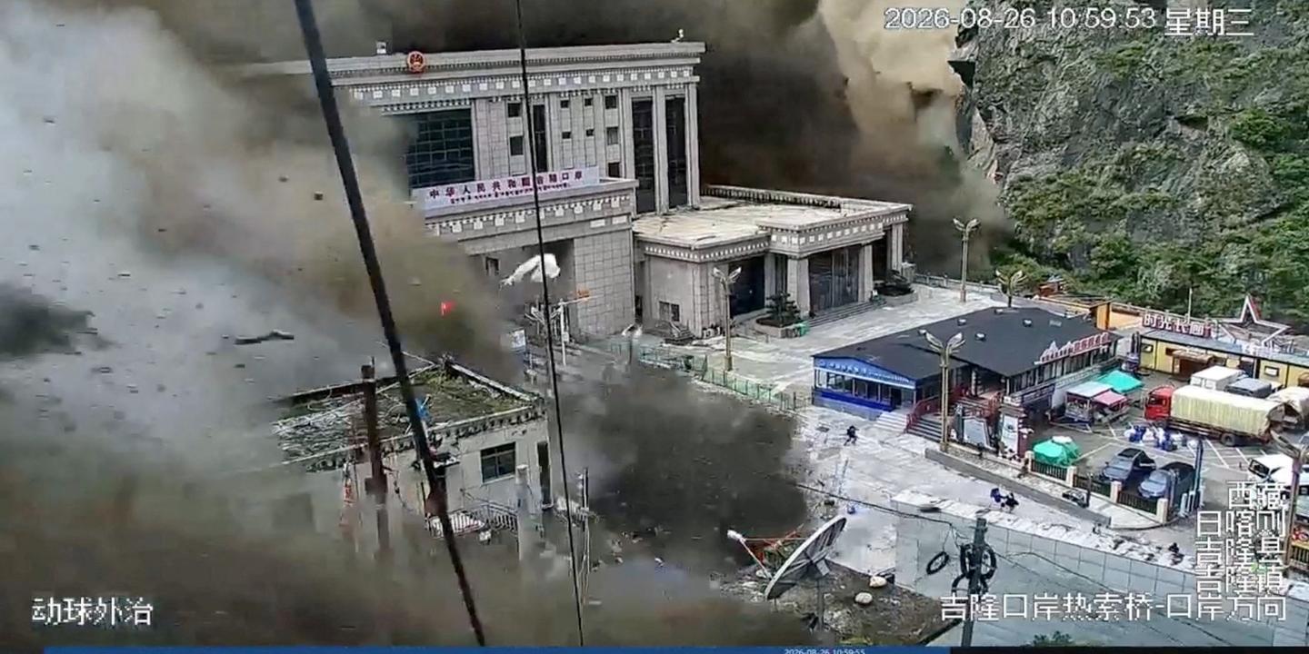 Népal : les images des inondations massives qui ont fait au moins 95 morts et 384 touristes disparus