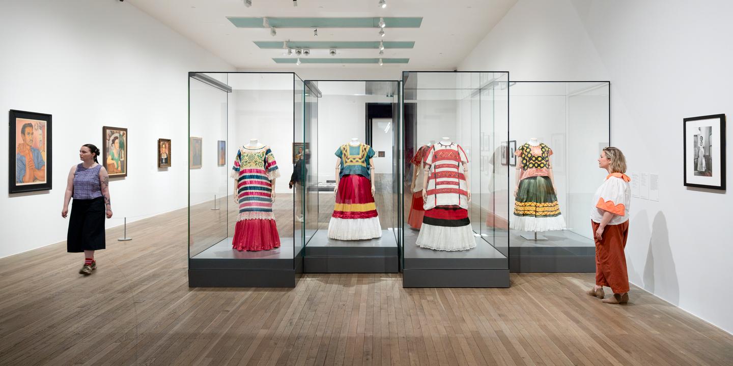https://img.lemde.fr/2026/08/27/417/0/2500/1250/1440/720/60/0/29dff3d_upload-1-m5zeockpwuye-frida-the-making-of-an-icon-installation-view-photo-tate-larina-annora-fernandes-7.jpeg