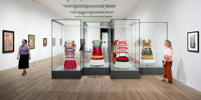 A Londres, la Tate Modern explore l’engouement pour la peintre Frida Kahlo devenue une icône mondiale
