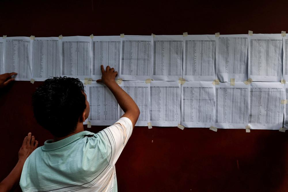 Une liste des personnes secourues dans les zones touchées par les crues soudaines, à Trishuli, dans le district de Nuwakot (Népal), le 28 août 2026. - NAVESH CHITRAKAR/REUTERS
