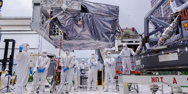 Le coronographe est intégré au support d’instruments du télescope spatial Roman de la NASA, au Centre de vol spatial Goddard de la NASA, à Greenbelt, dans le Maryland, en octobre&nbsp;2024.