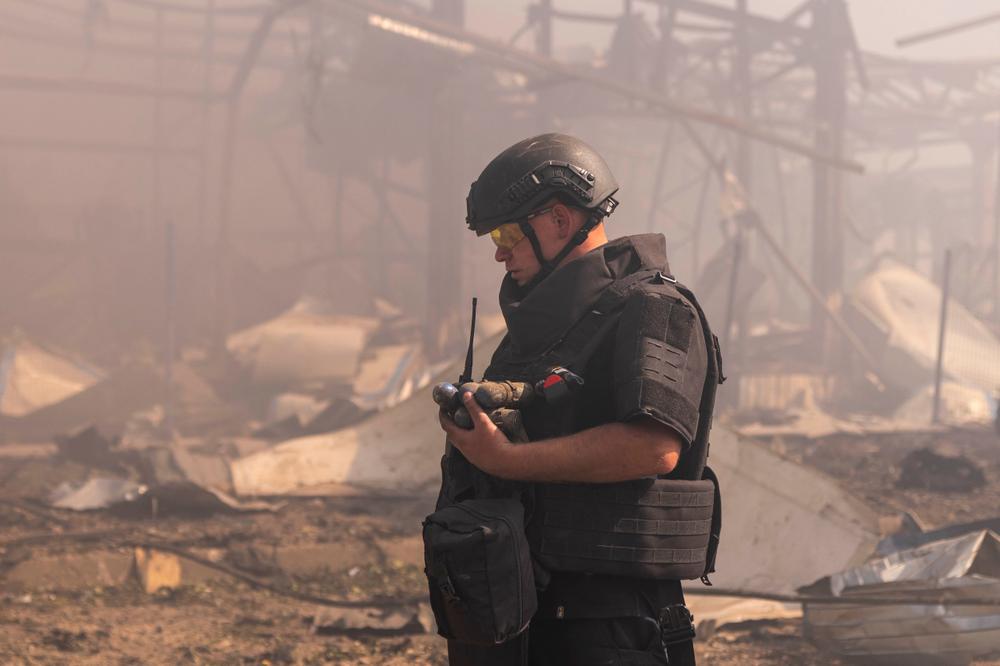 Un policier inspecte les lieux après qu’une attaque russe a touché un entrepôt, provoquant une explosion, à Myla, dans l’oblast de Kiev, le 29 août 2026. - DAN BASHAKOV/AP