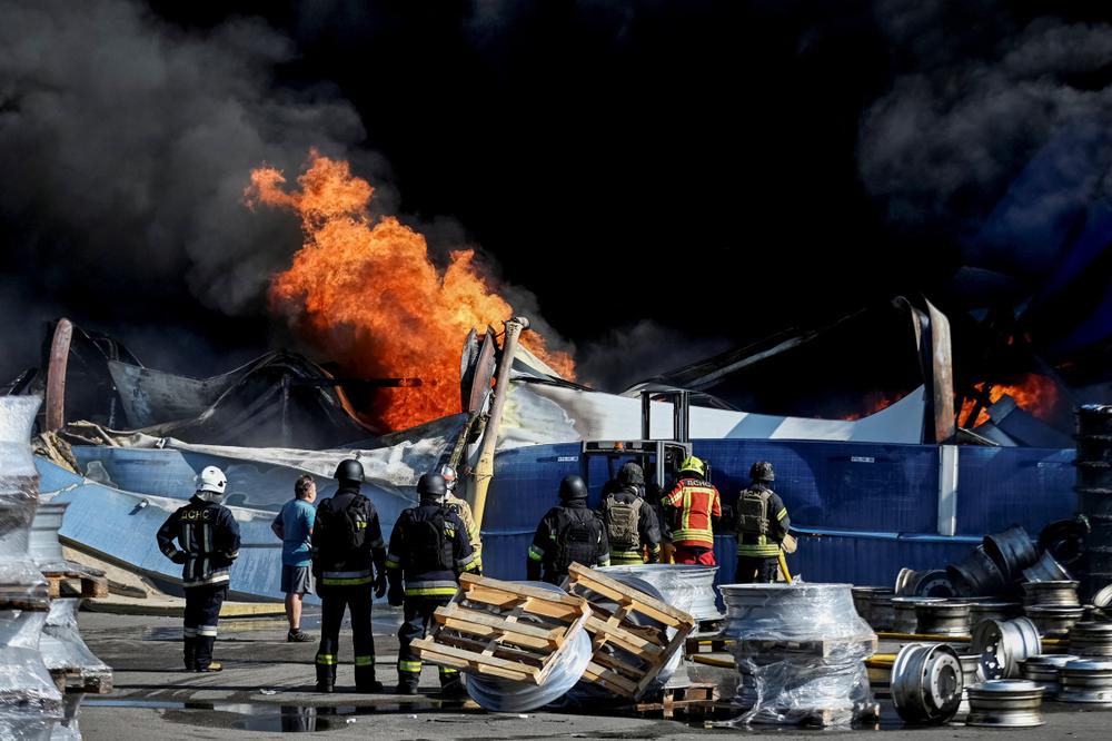 Sur le site d’une frappe de drone russe, à Kiev, le 29 août 2026. - OLEKSANDR GUSEV/REUTERS