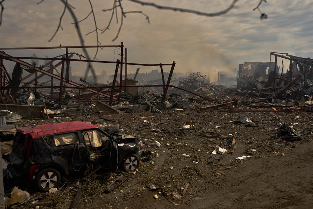 Au lendemain d’une attaque russe qui a touché un entrepôt, suivie d’une explosion, dans le village de Myla, dans la banlieue de Kiev, le 30 août 2026. - FRANCISCO SECO/AP PHOTO/FRANCISCO SECO