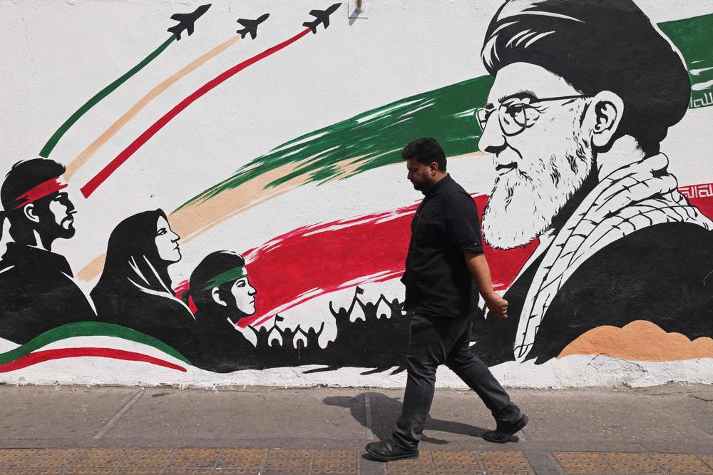 Fresque murale représentant l’ancien dirigeant de la République islamique d’Iran, l’ayatollah Ali Khamenei, dans une rue du centre de Téhéran, le 31 août 2026. - ATTA KENARE/AFP