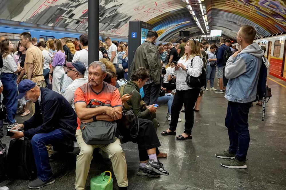 Des habitants trouvent refuge dans le métro pendant des frappes russes sur Kiev, le 31 août 2026. - ANNA VOITENKO/REUTERS