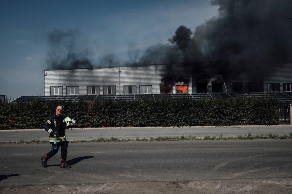 Sur le site de l'incendie de l’entrepôt qui a été frappé par deux drones Shahed lundi matin, en banlieue de Kiev, le 31 août 2026. - ADRIEN VAUTIER/LE PICTORIUM POUR « LE MONDE »