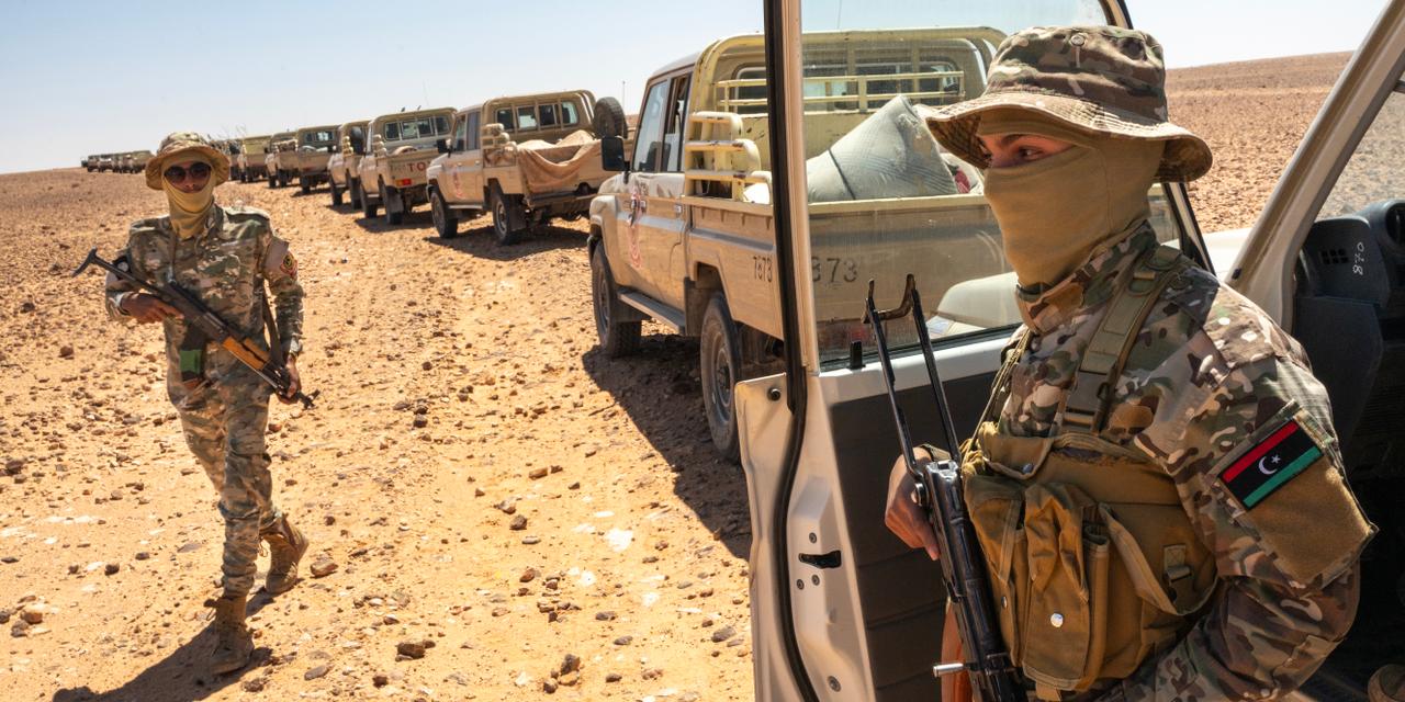 Avec les militaires de la Brigade 444, fondée au printemps 2020 après la tentative de prise de Tripoli par le Maréchal Haftar. La 444 est aux commandes de Mahmoud Hamza, l'homme fort actuellement de la région Tripolitaine et qui sécurise les frontières au sud et à l'est de la capitale. Dans le désert au sud de la ville de Beni Walid. Le 10 avril 2026 en Libye.
