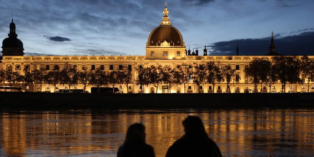 A la découverte des mots qui racontent le patrimoine catholique de la France : flagellation, crécelle, hôtel-Dieu…