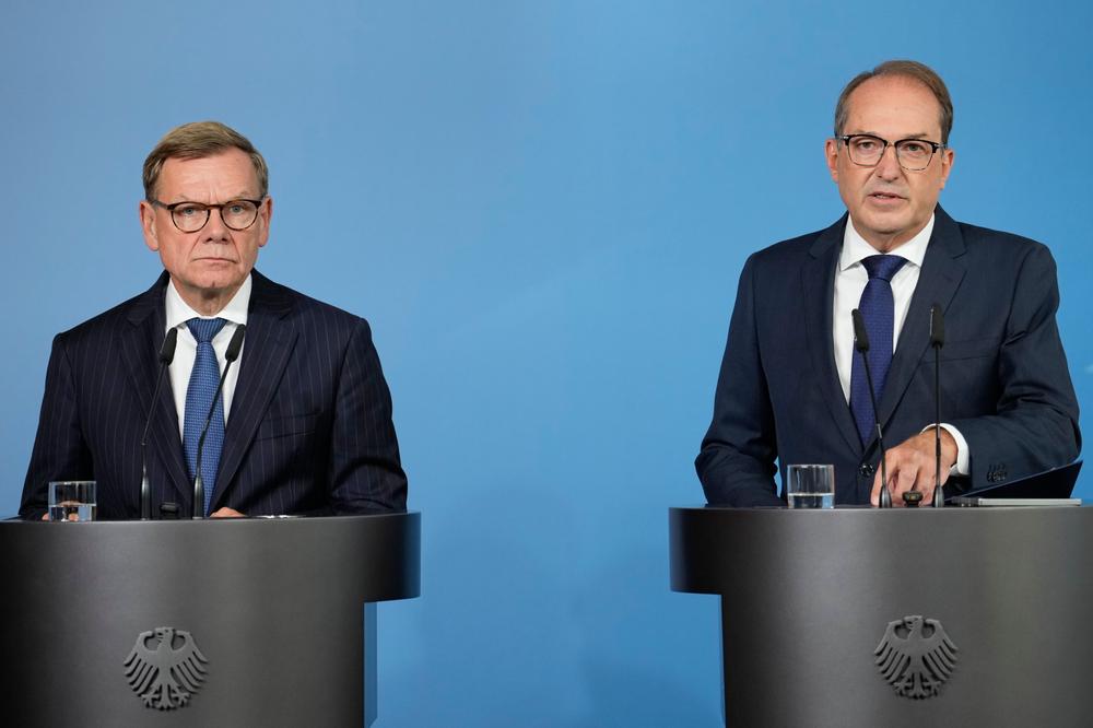 Le ministre des affaires étrangères allemand, Johann Wadephul (à gauche) et le ministre de l’intérieur allemand, Alexander Dobrindt, lors d’une conférence de presse à Berlin, le  1er septembre 2026. - EBRAHIM NOROOZI/AP