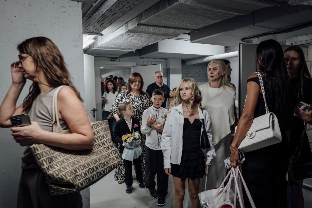 Familles et élève se réfugient dans le sous-sol d’une école de Kiev lors d’une alerte aérienne, le 1ᵉʳ septembre 2026. - ADRIEN VAUTIER/LE PICTORIUM POUR « LE MONDE »