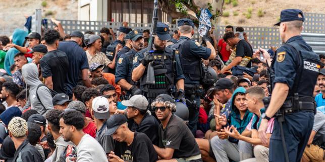 En Espagne, le premier ministre, Pedro Sanchez, tente de reprendre la main sur la crise de Ceuta