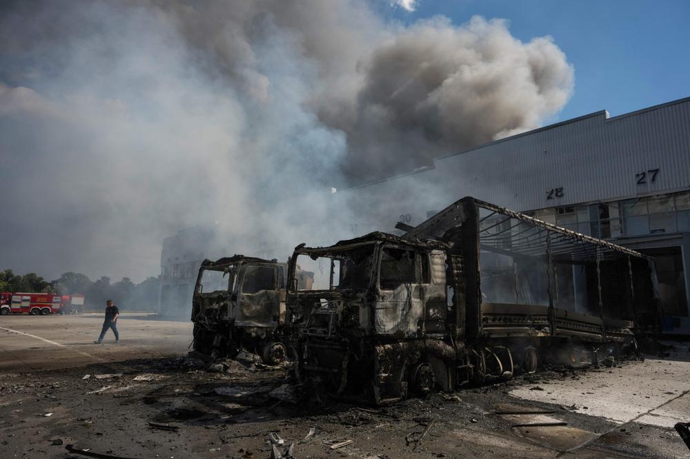 Après une attaque russe contre un entrepôt, à Kiev, le 2 septembre 2026. - VLADYSLAV MUSIIENKO/AFP