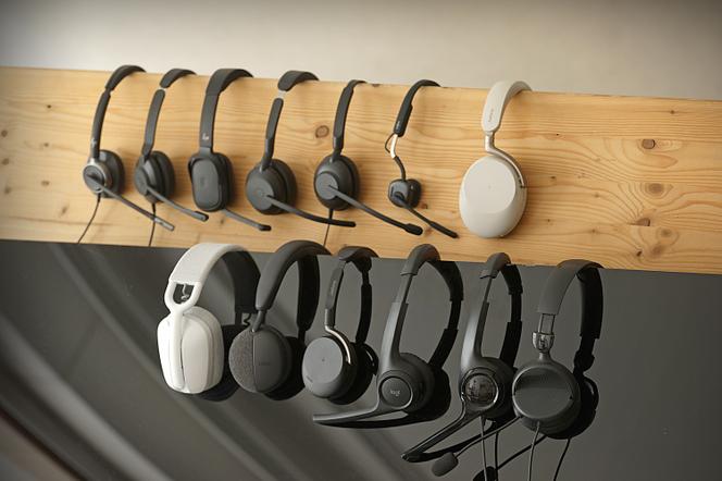 Les 13 casques testés pour ce comparatif. Dans l’ordre (rangée du haut, puis rangée du bas, de g. à dr.) : HP Poly Mission 625 , Jabra Evolve2 30 SE ; HP Poly Focus 625 ; Jabra Evolve2 55 ; Jabra Evolve 10 ; Shokz OpenMeet ; Jabra Evolve3 85 ; Logitech Zone Vibe 100 ; Dell WL5024 ; Jabra Evolve3 65 Flex ; Logitech Zone 300 ; Logitech H390 ; Amazon Basics. - NICOLAS SIX/LE MONDE