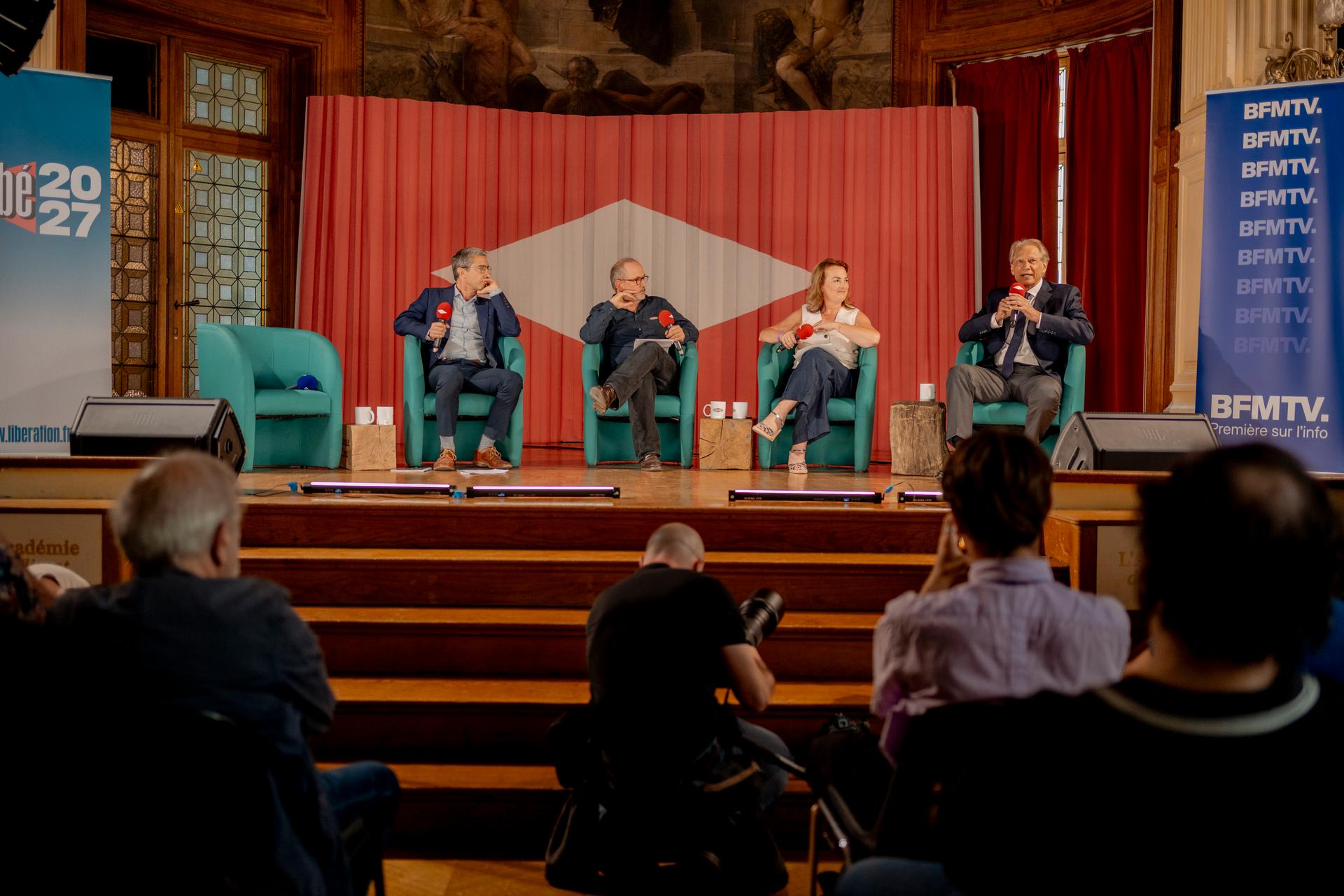 François Ruffin et Dominique de Villepin, avec les journalistes Sonia Delesalle-Stolper et Thomas Legrand, à l’Académie du climat, à Paris, le 2 septembre 2026.