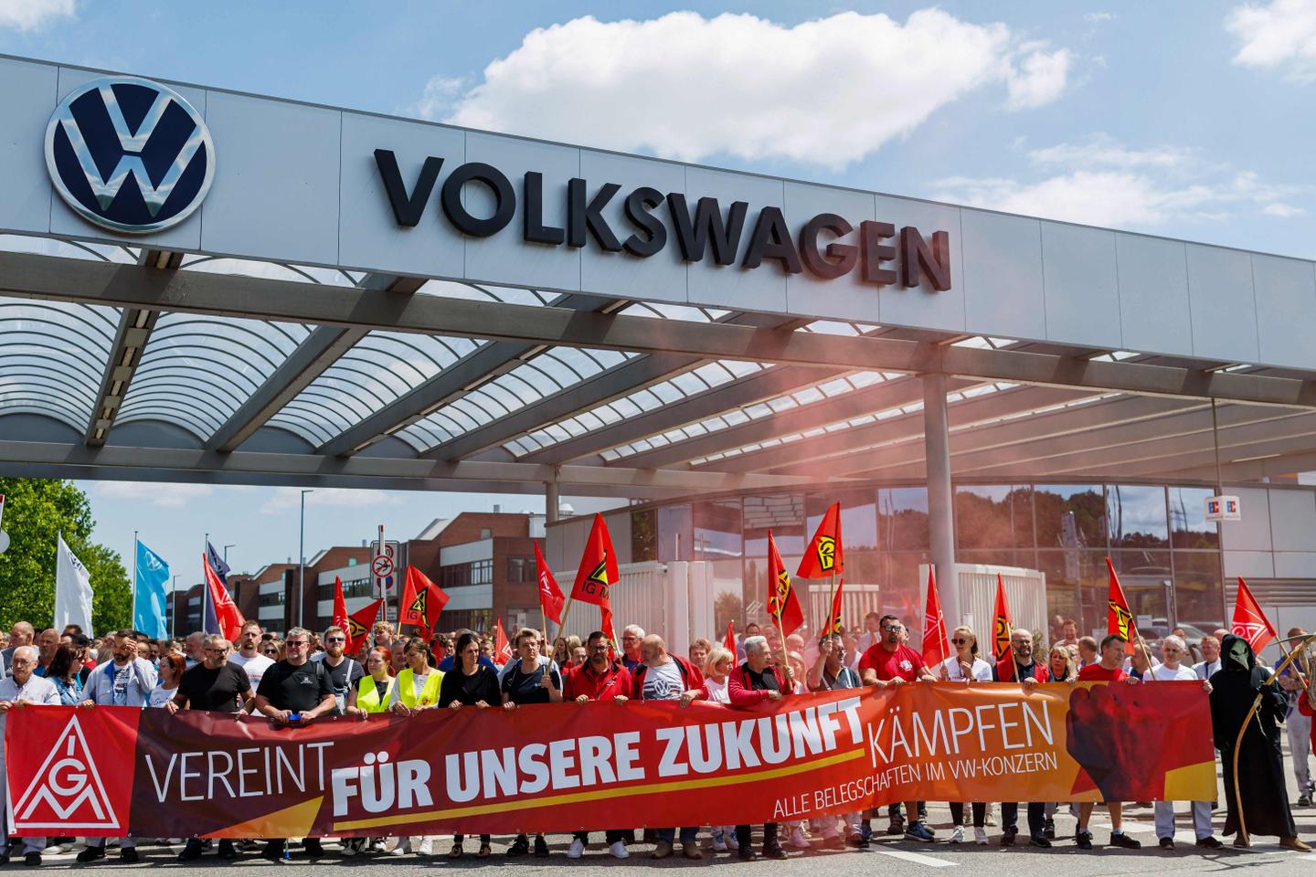 Volkswagen to Cut 100,000 Jobs in Historic Restructuring as IG Metall Protests