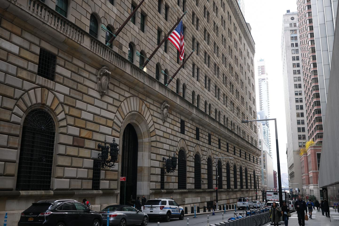 CHRONICLE. Several financial institutions, like those in the Netherlands, have repatriated part of their gold reserves stored in the United States. The move is symptomatic of the distrust taking hold in the markets, notes Isabelle Chaperon, a columnist for Le Monde’s Economy desk.
